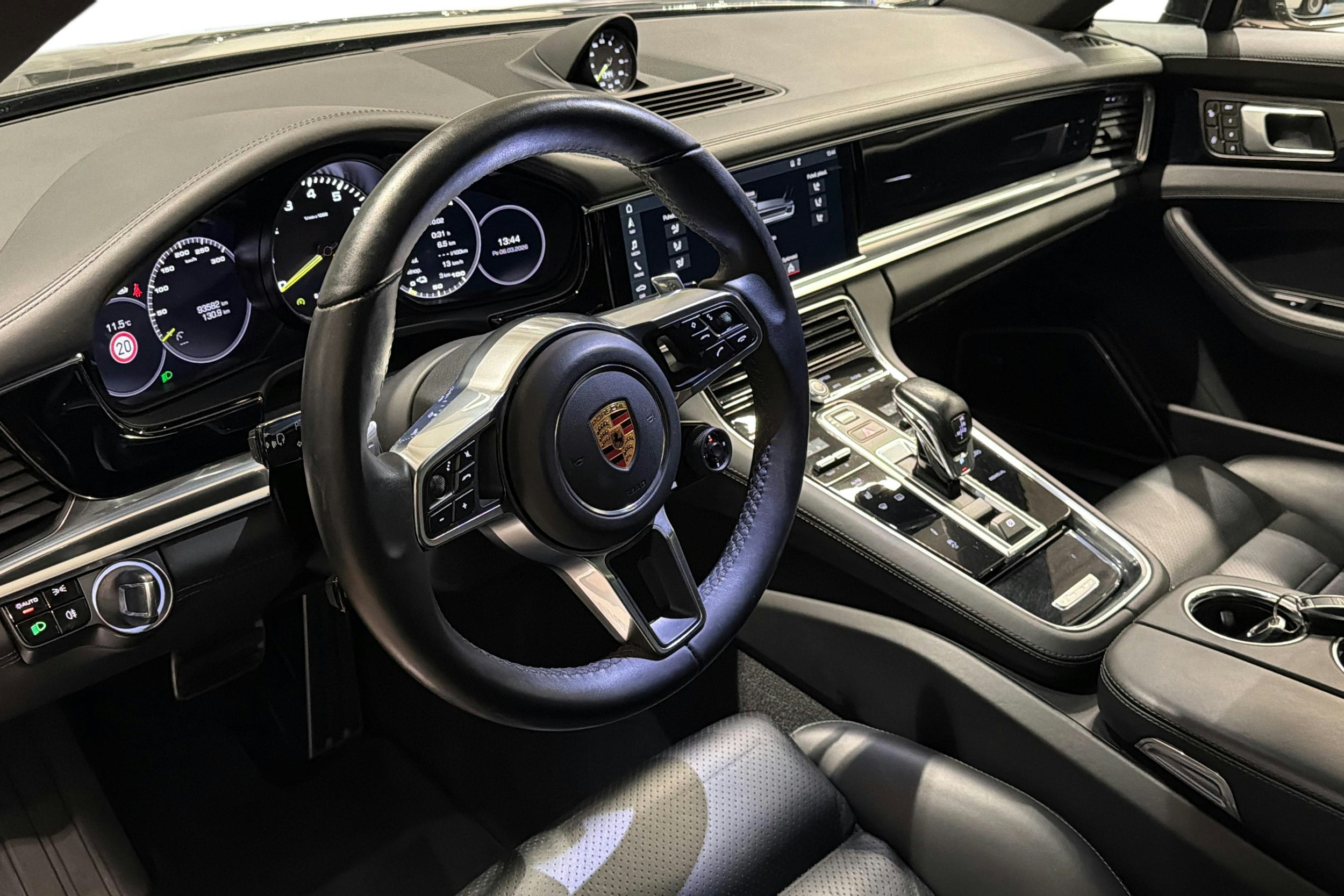 harmaa Porsche Panamera 2018 kuva 7.