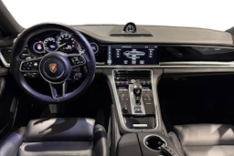harmaa Porsche Panamera 2018 kuva 8.