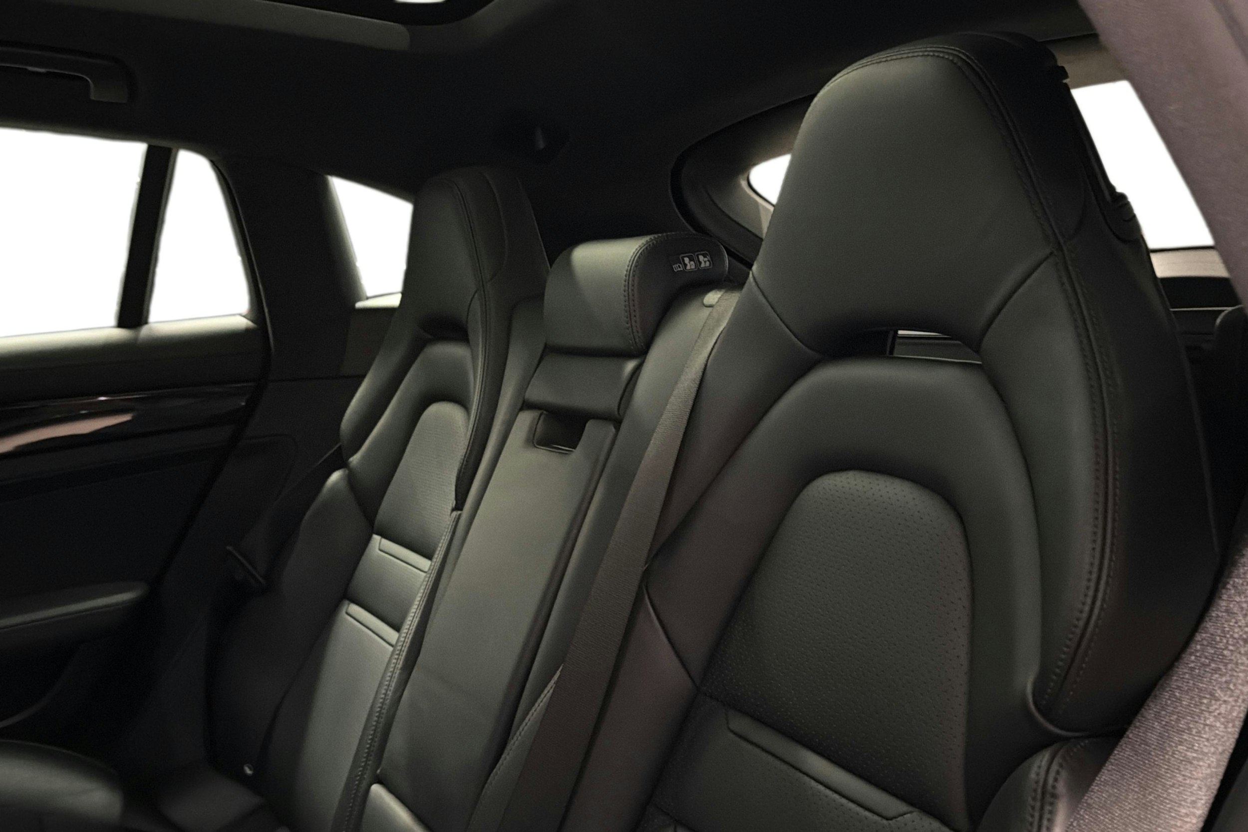 harmaa Porsche Panamera 2018 kuva 9.