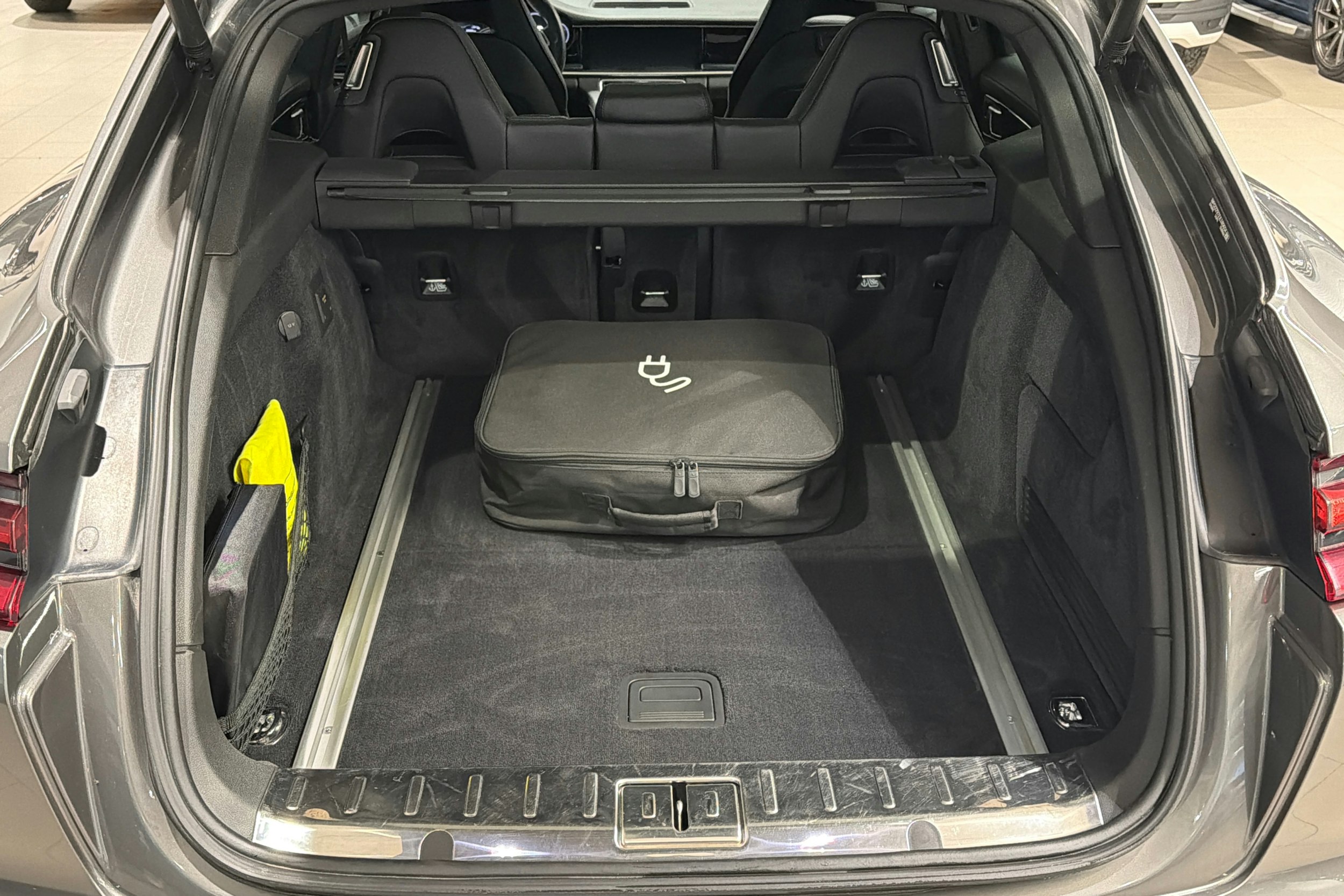 harmaa Porsche Panamera 2018 kuva 12.