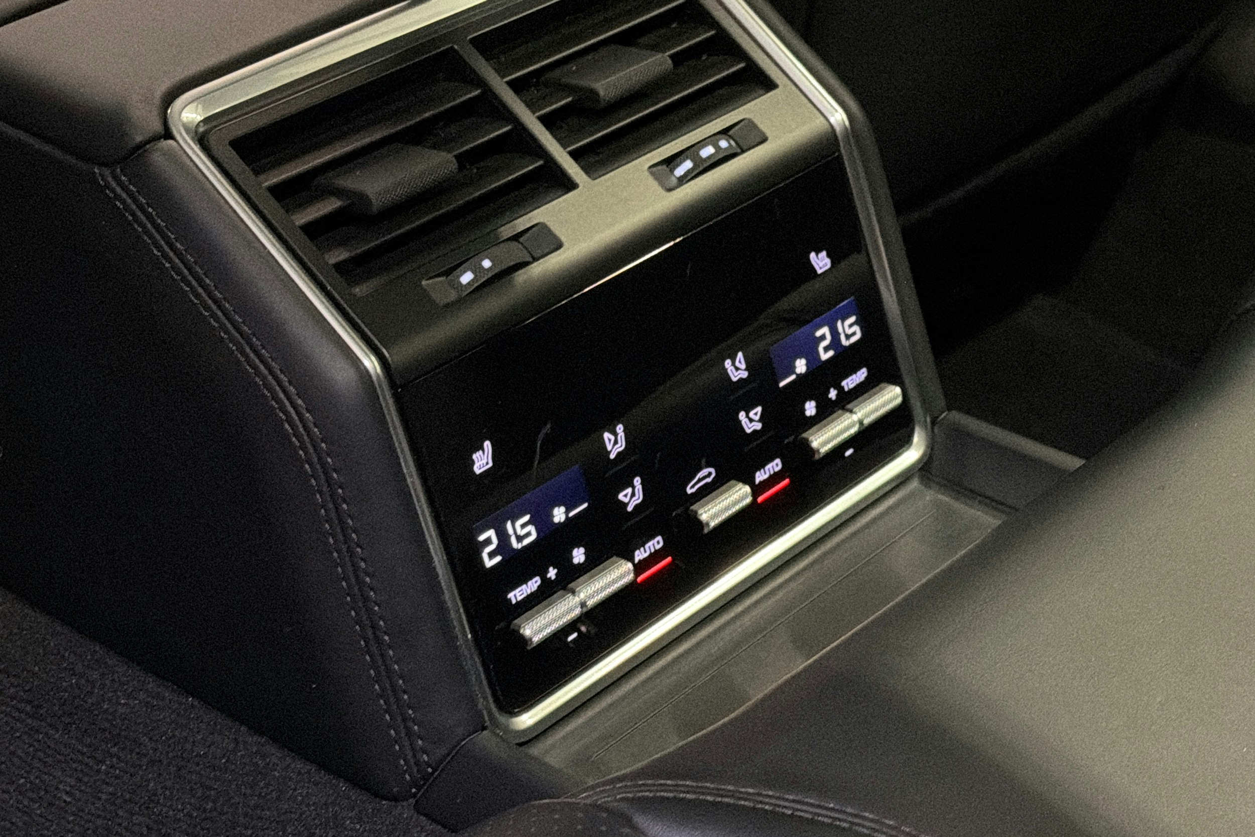 harmaa Porsche Panamera 2018 kuva 13.