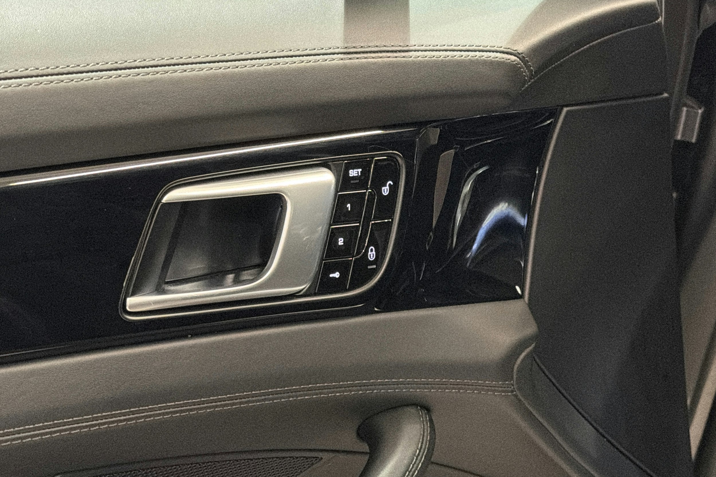 harmaa Porsche Panamera 2018 kuva 16.