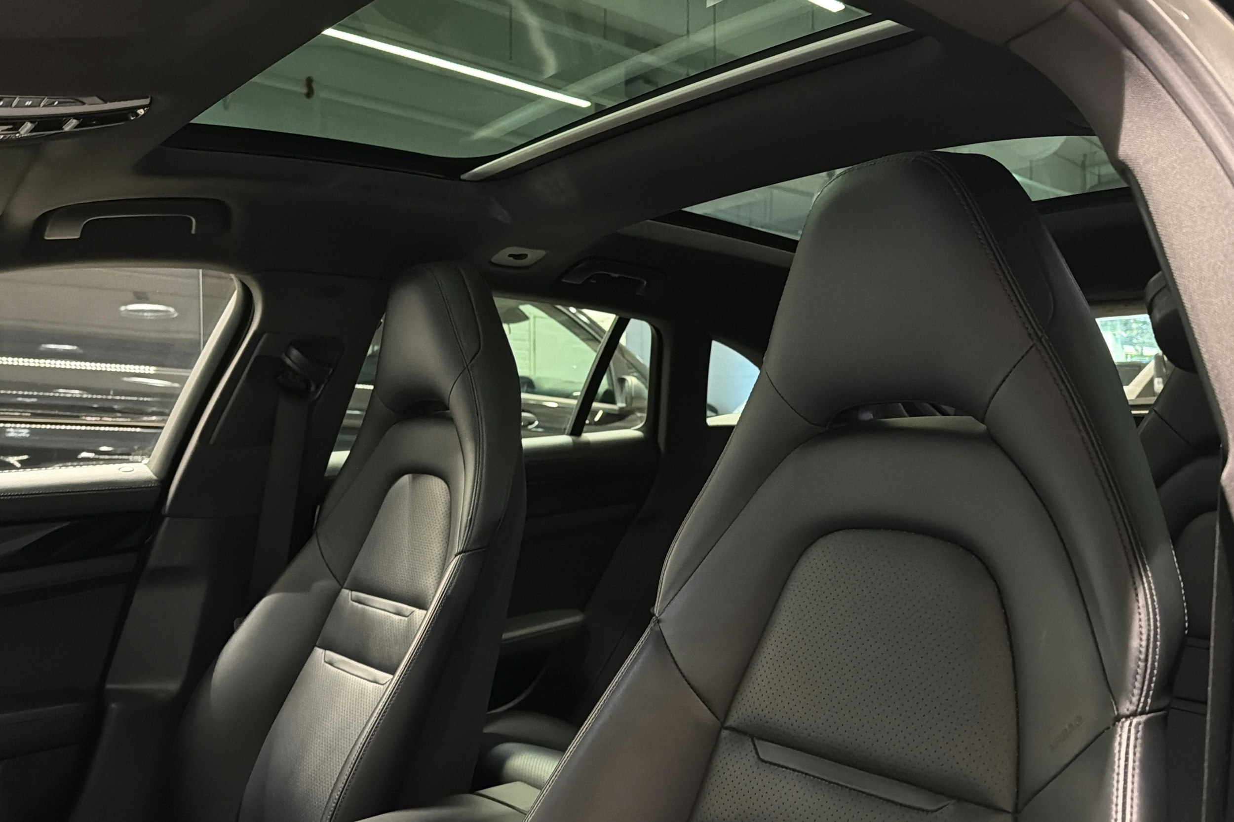 harmaa Porsche Panamera 2018 kuva 17.