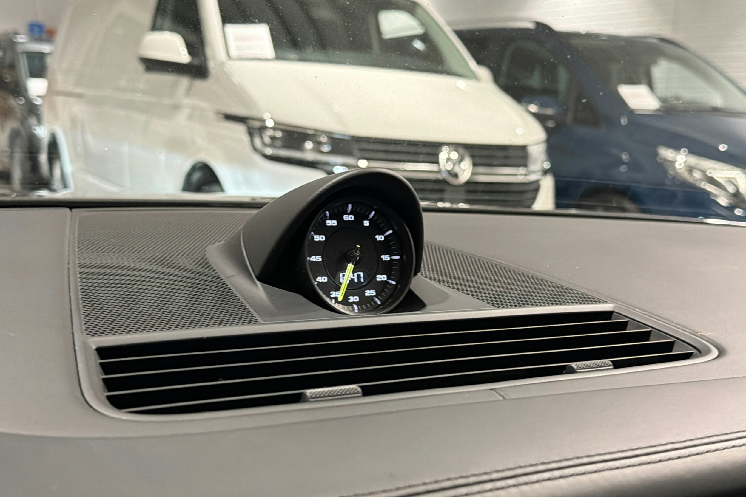 harmaa Porsche Panamera 2018 kuva 20.