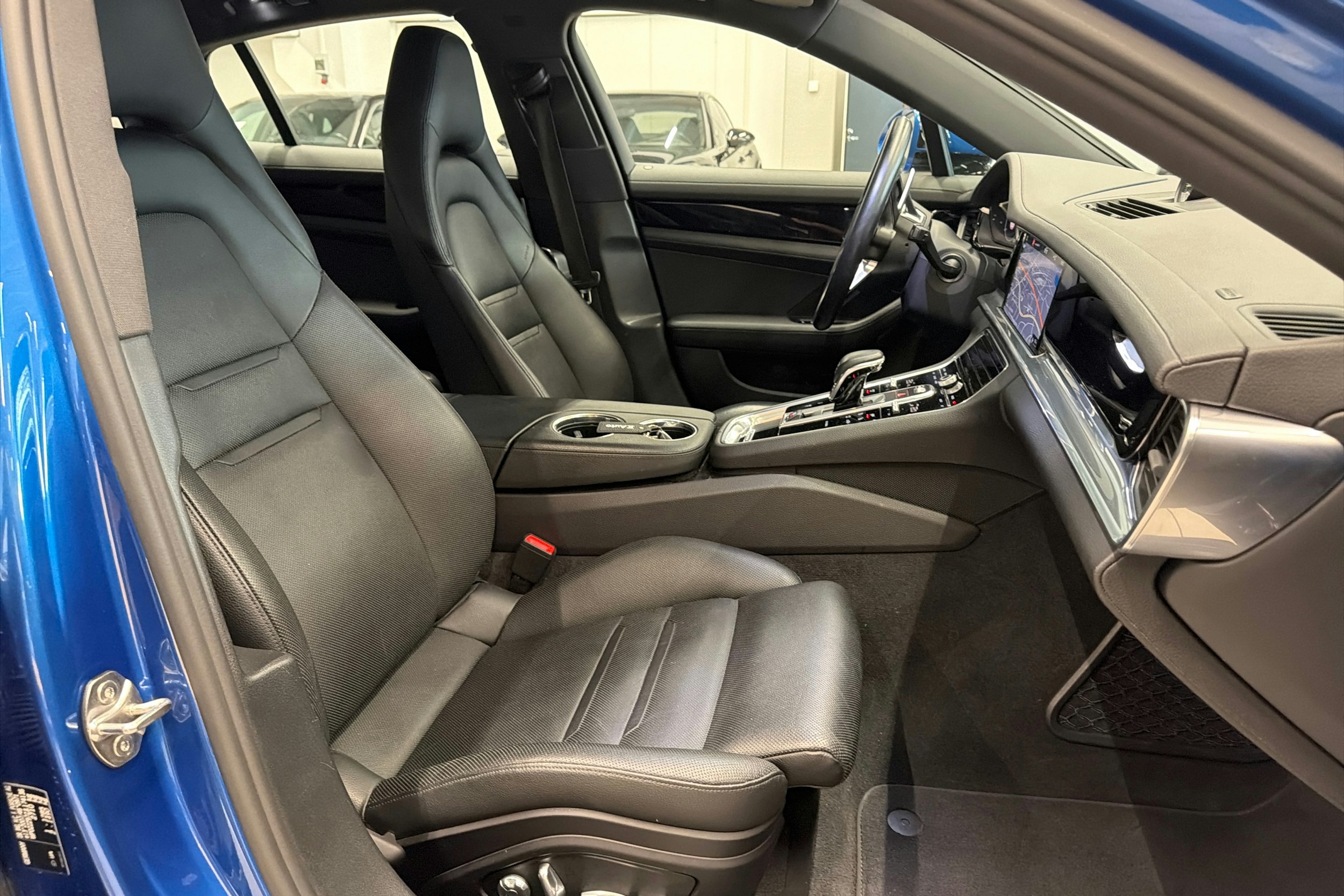 Sininen Porsche Panamera 2018 kuva 24.