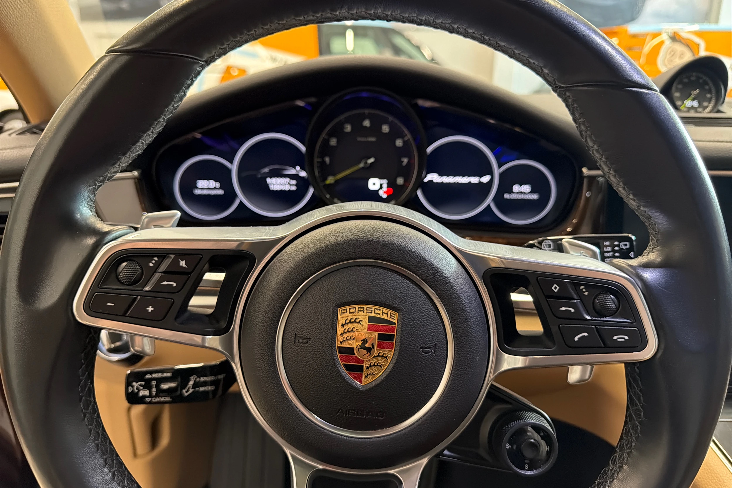 punainen Porsche Panamera 2018 kuva 10.