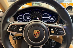 punainen Porsche Panamera 2018 kuva 10.