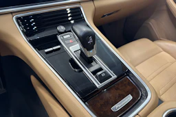 punainen Porsche Panamera 2018 kuva 13.