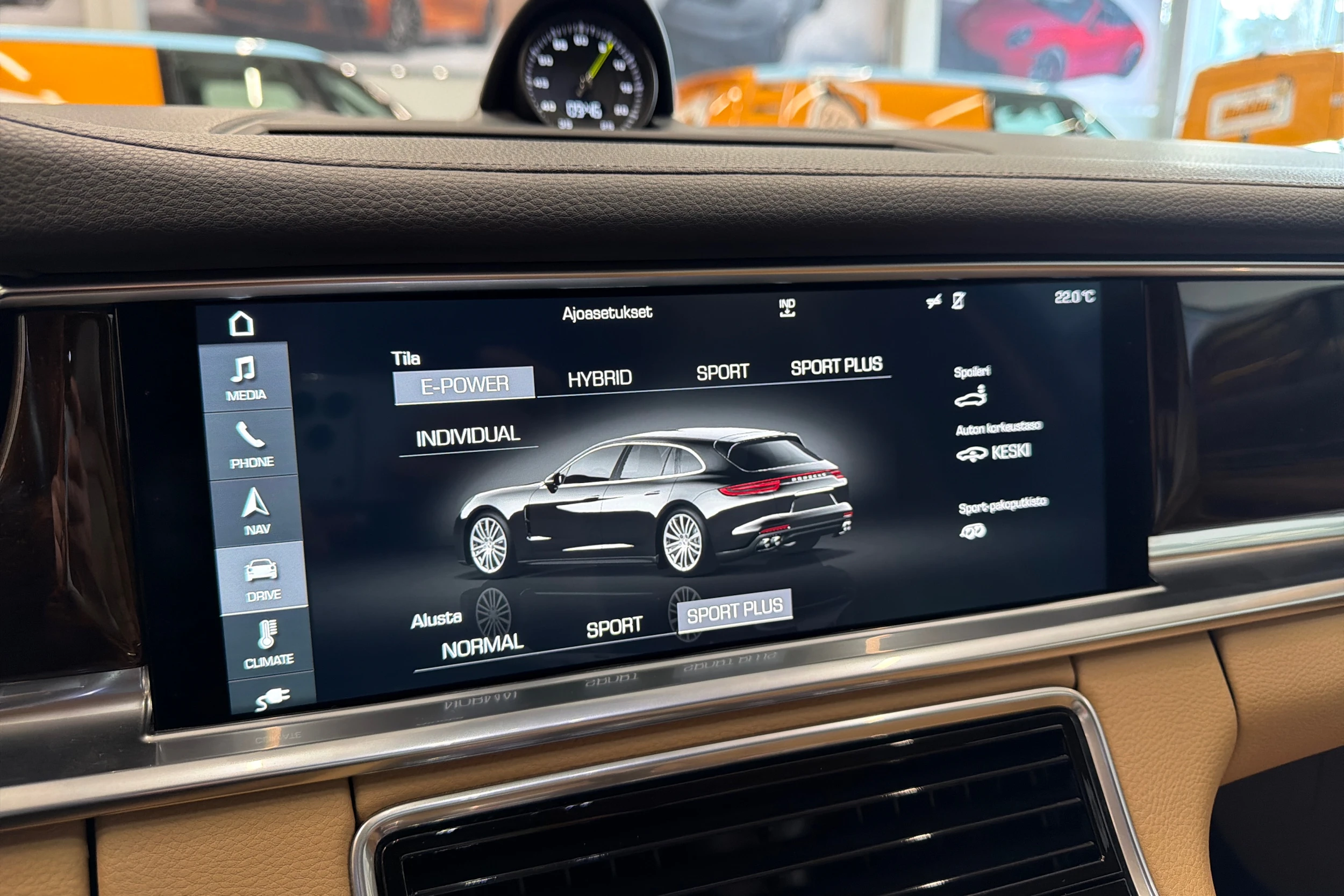 punainen Porsche Panamera 2018 kuva 14.