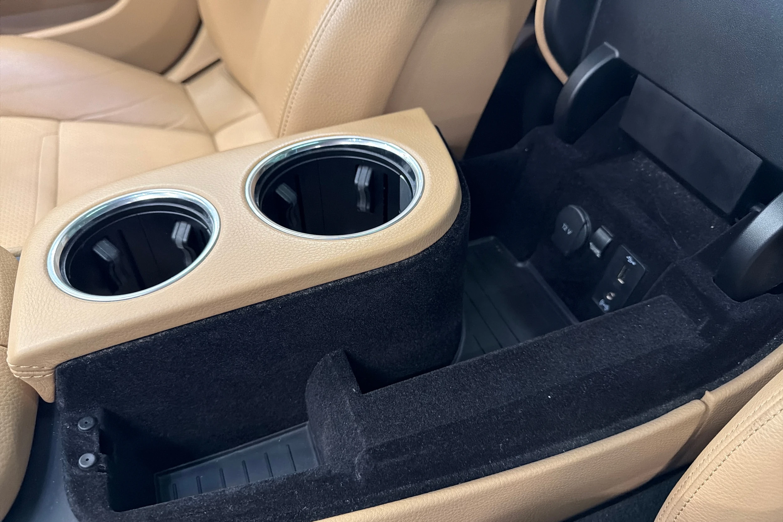 punainen Porsche Panamera 2018 kuva 17.