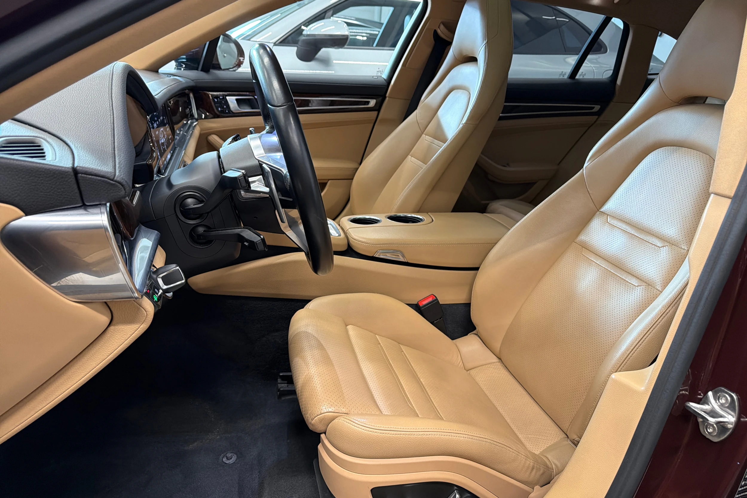 punainen Porsche Panamera 2018 kuva 18.