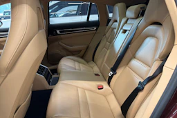 punainen Porsche Panamera 2018 kuva 19.
