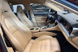 punainen Porsche Panamera 2018 kuva 20.