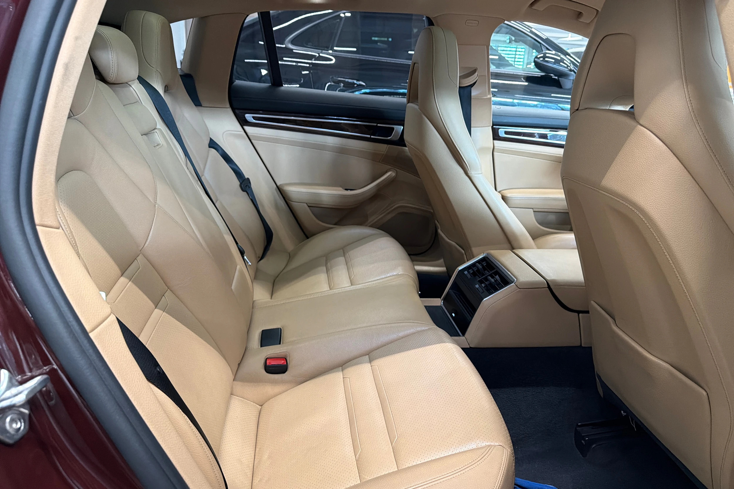 punainen Porsche Panamera 2018 kuva 21.