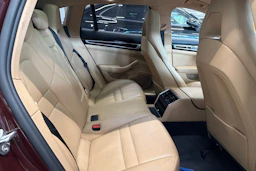 punainen Porsche Panamera 2018 kuva 21.