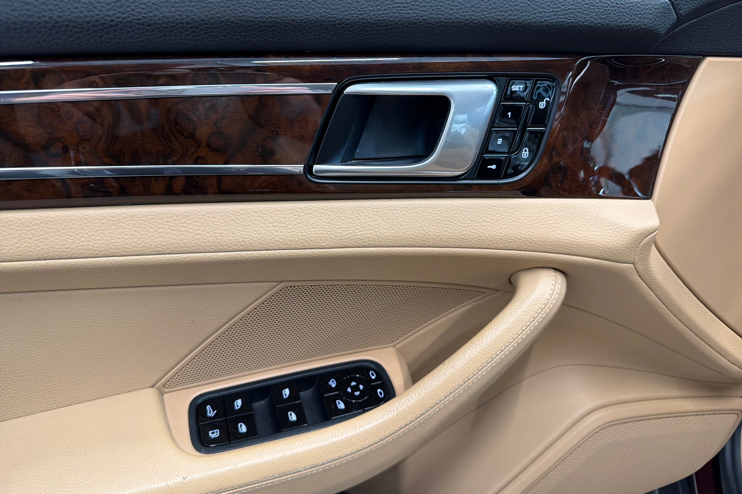 punainen Porsche Panamera 2018 kuva 24.