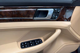 punainen Porsche Panamera 2018 kuva 24.