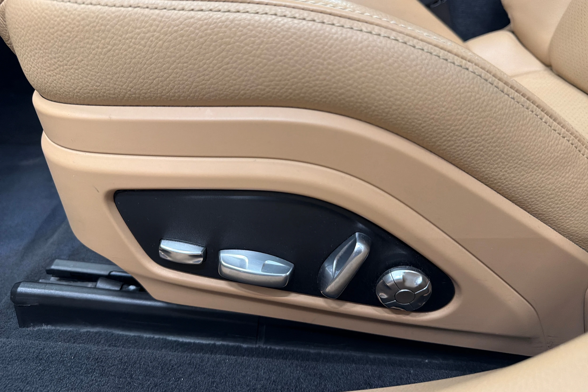 punainen Porsche Panamera 2018 kuva 25.
