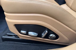 punainen Porsche Panamera 2018 kuva 25.
