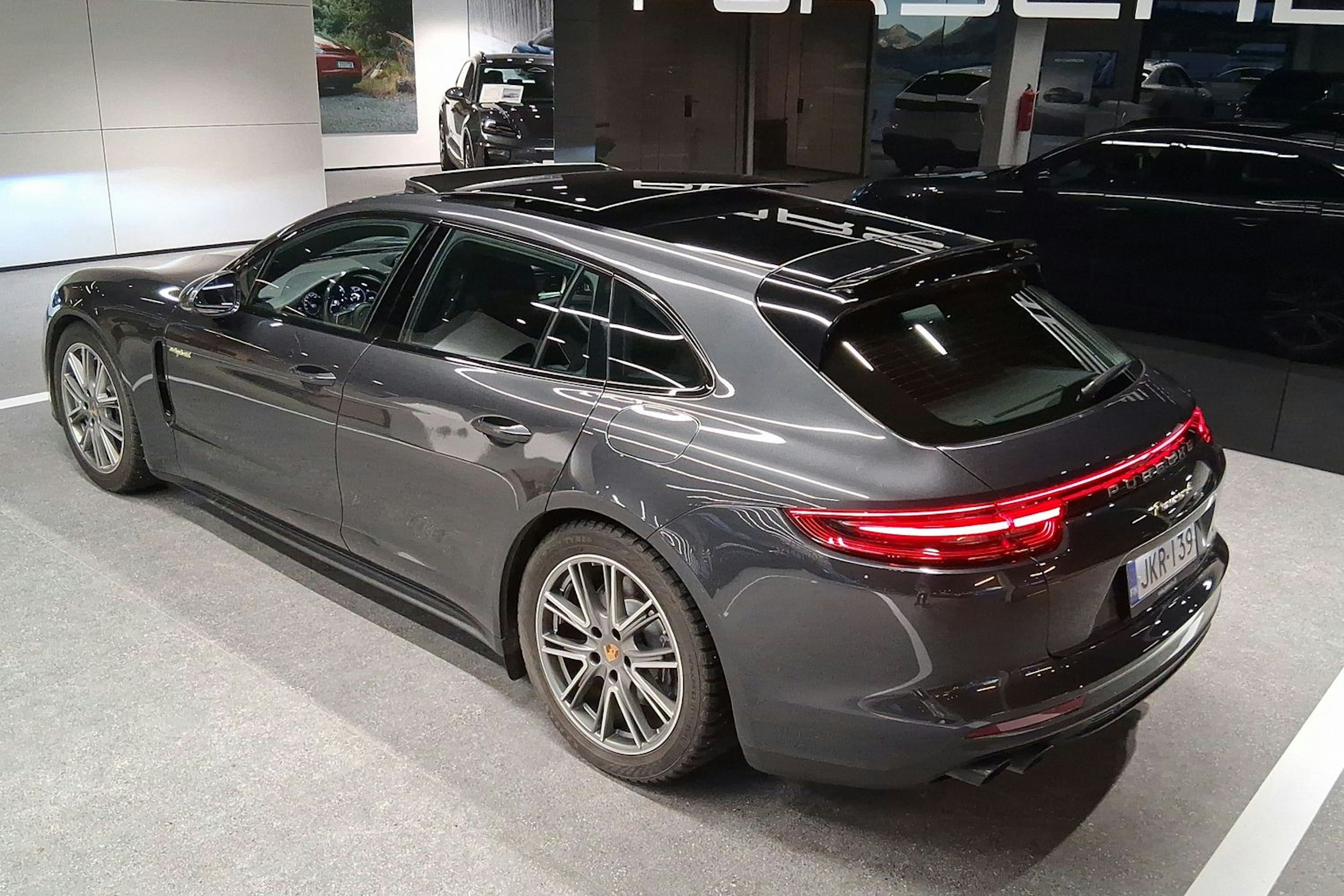 met. Harmaa Porsche Panamera 2018 kuva 22.