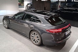 met. Harmaa Porsche Panamera 2018 kuva 22.