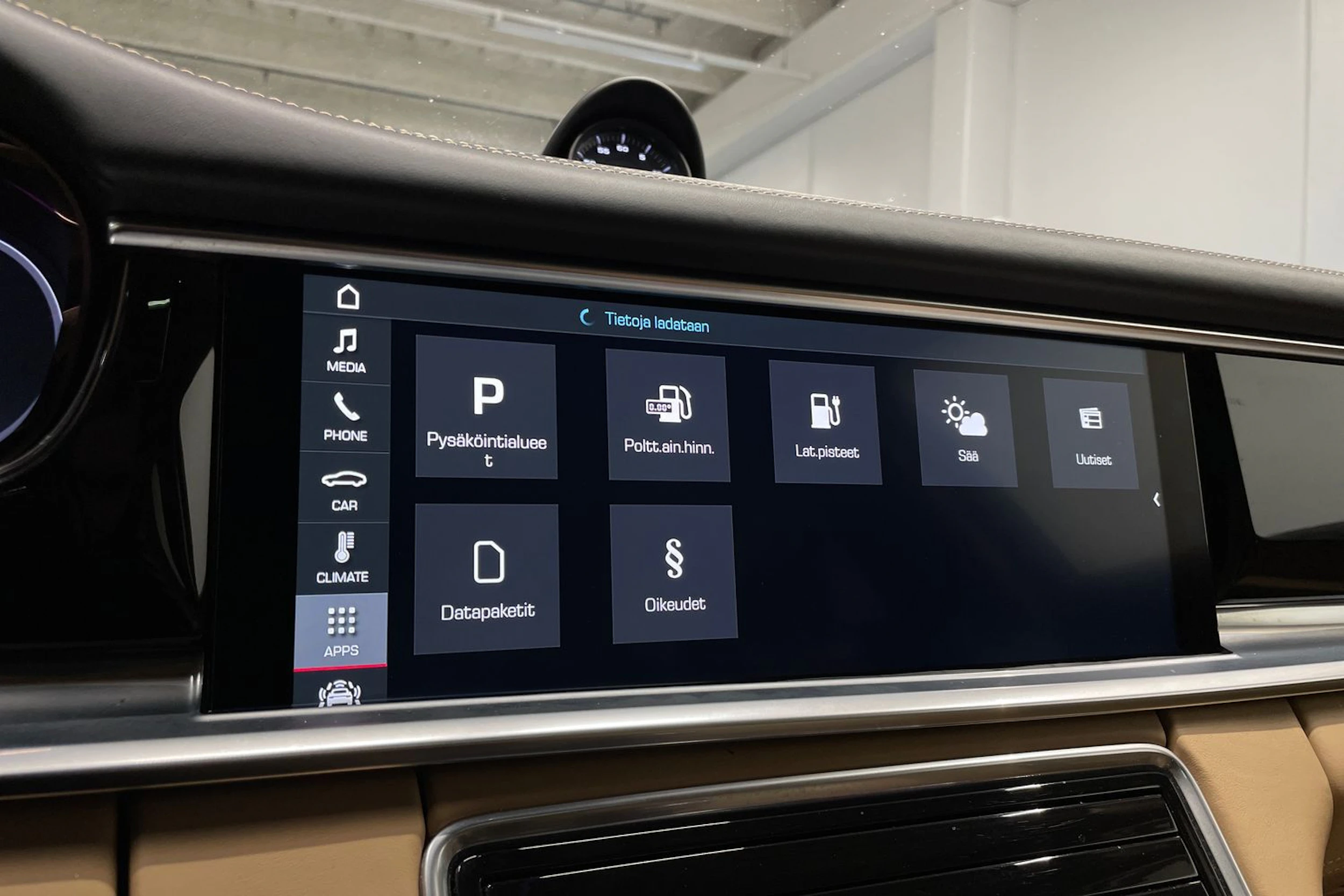 musta Porsche Panamera 2018 kuva 14.