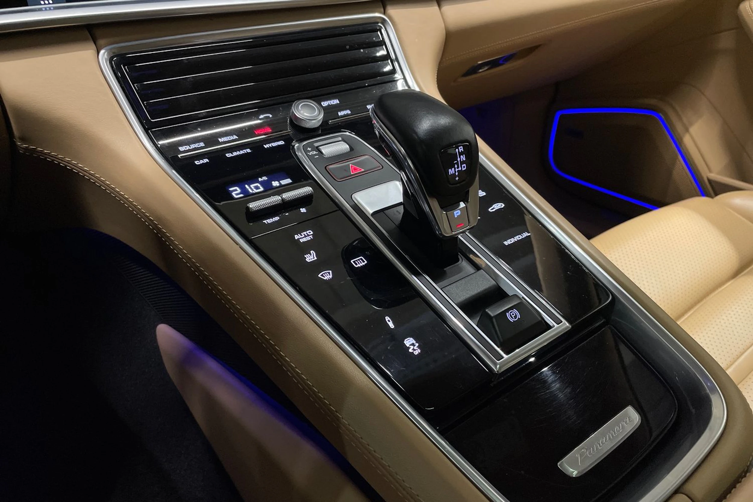 musta Porsche Panamera 2018 kuva 24.