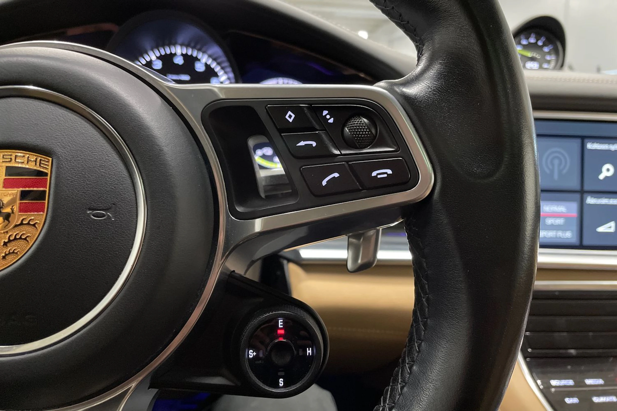 musta Porsche Panamera 2018 kuva 27.