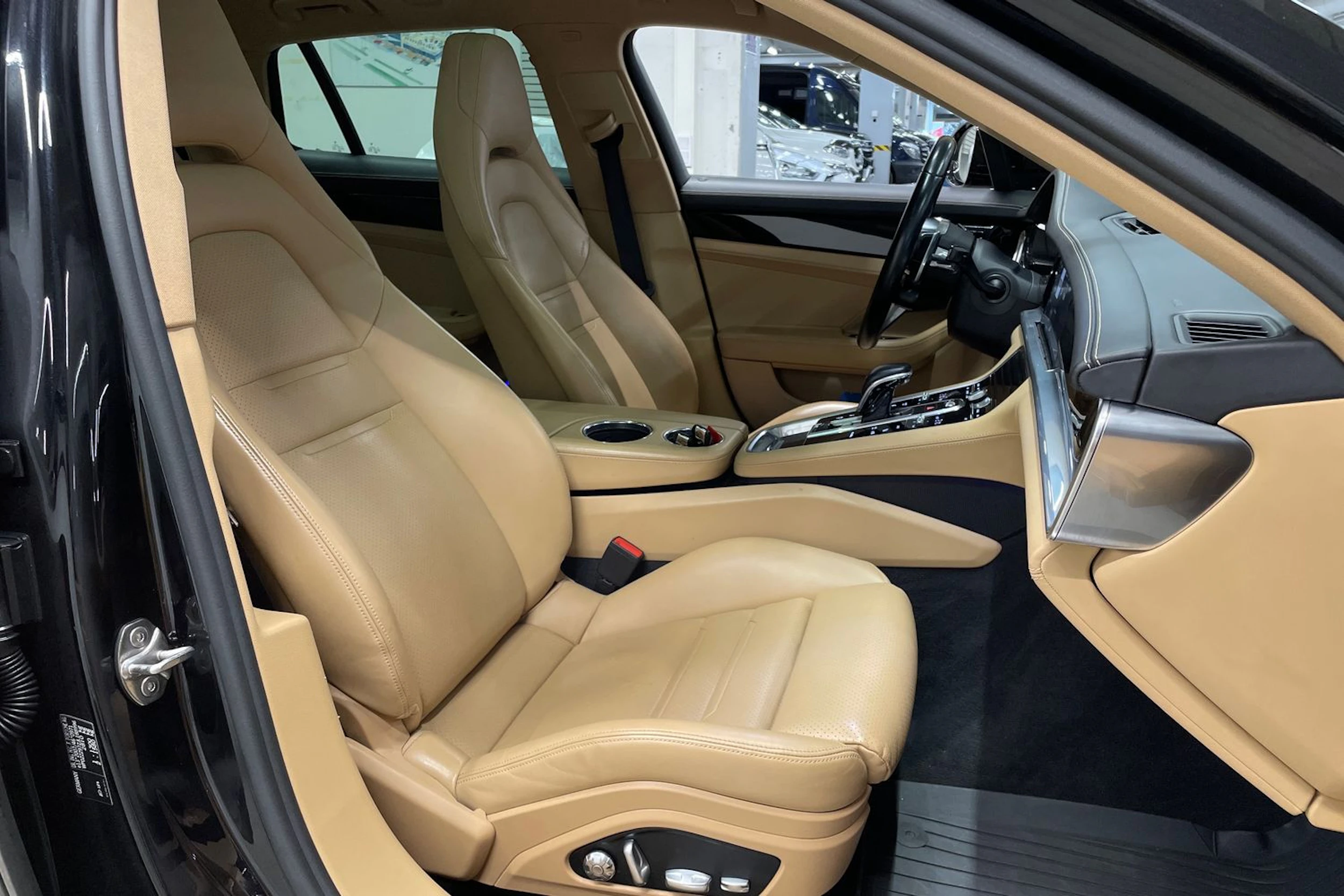 musta Porsche Panamera 2018 kuva 34.