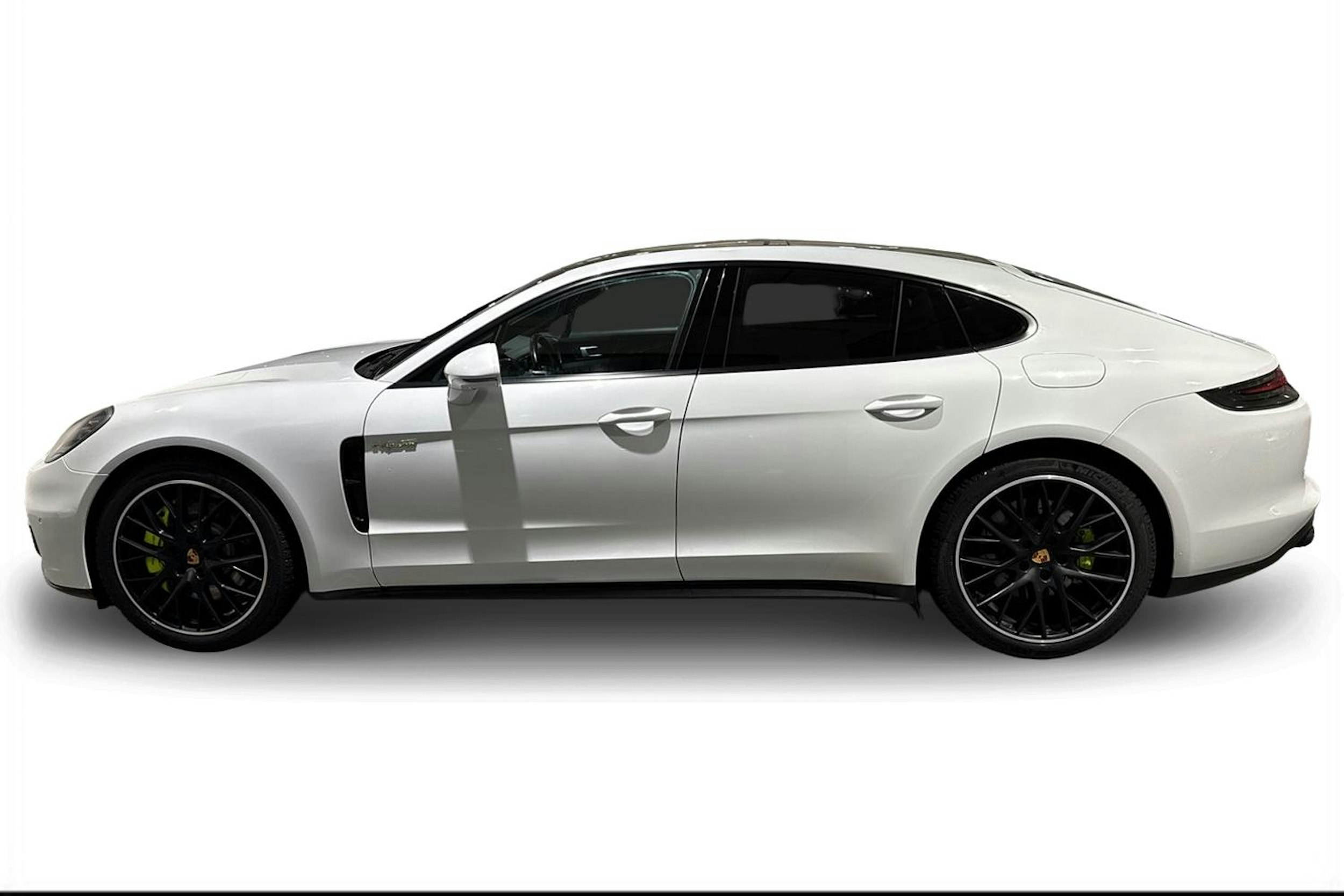 Valkoinen Porsche Panamera 2018 kuva 5.