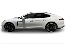 Valkoinen Porsche Panamera 2018 kuva 5.