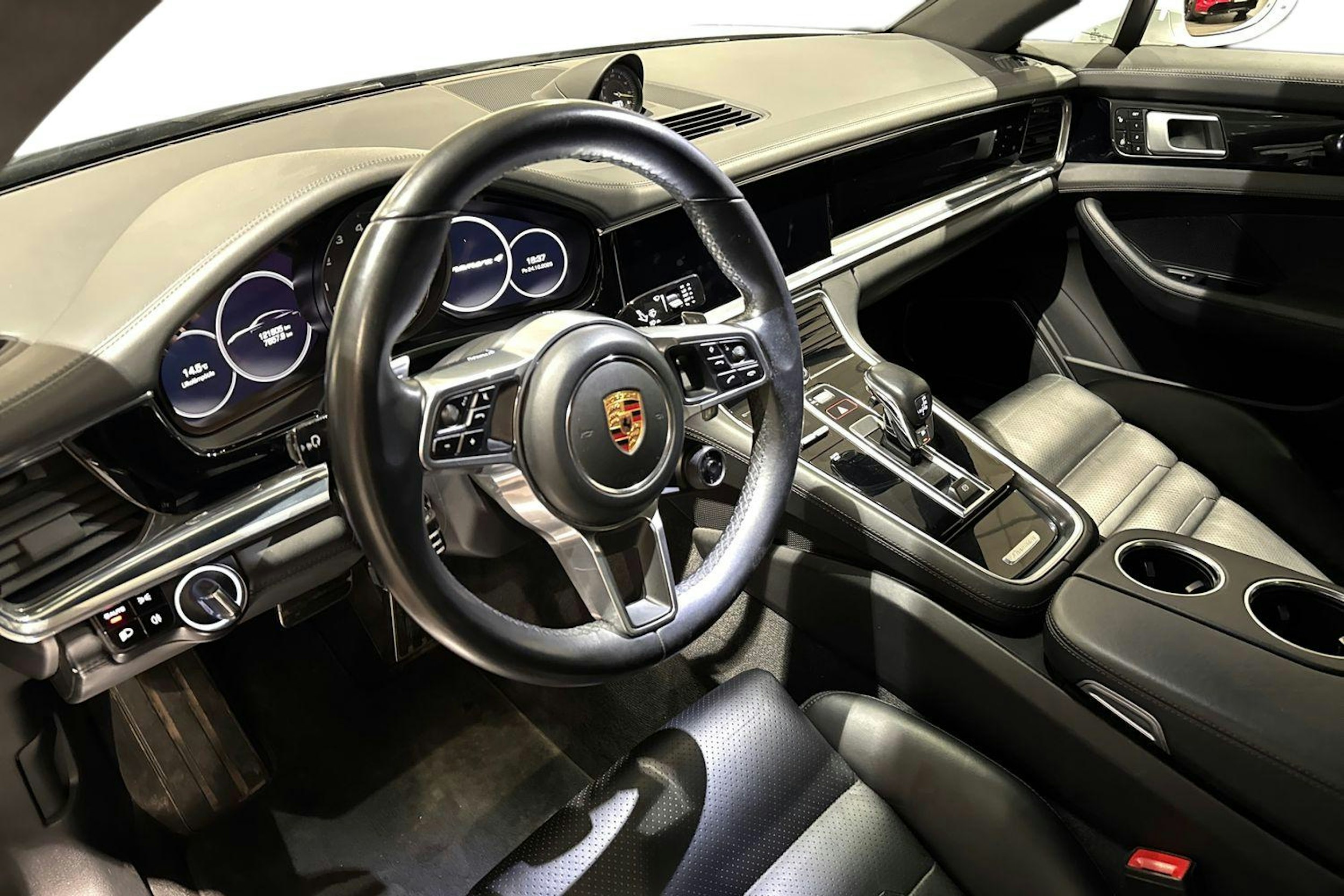 Valkoinen Porsche Panamera 2018 kuva 6.