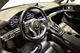 Valkoinen Porsche Panamera 2018 kuva 6.
