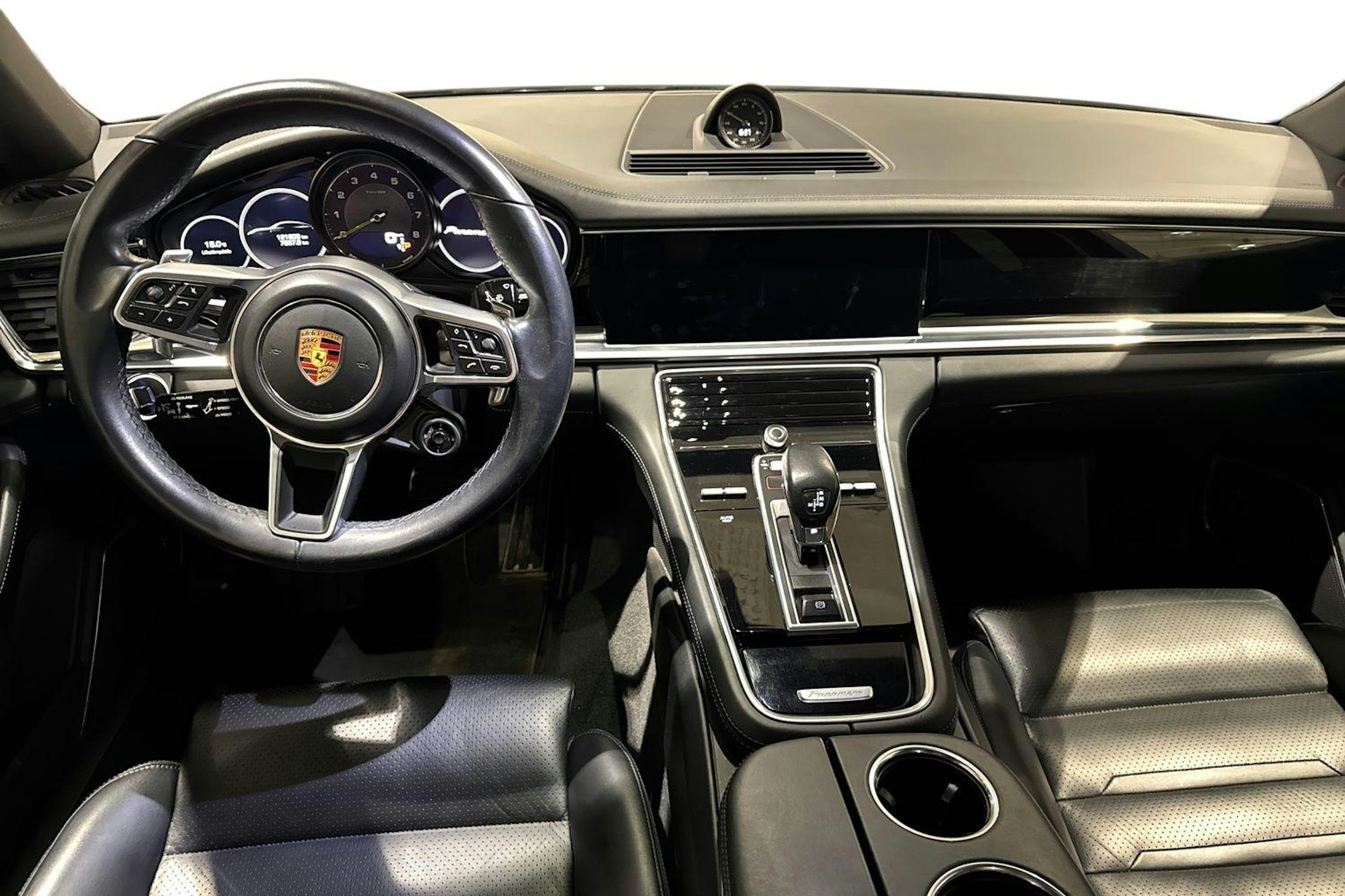 Valkoinen Porsche Panamera 2018 kuva 7.