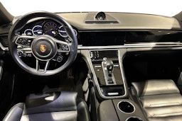 Valkoinen Porsche Panamera 2018 kuva 7.