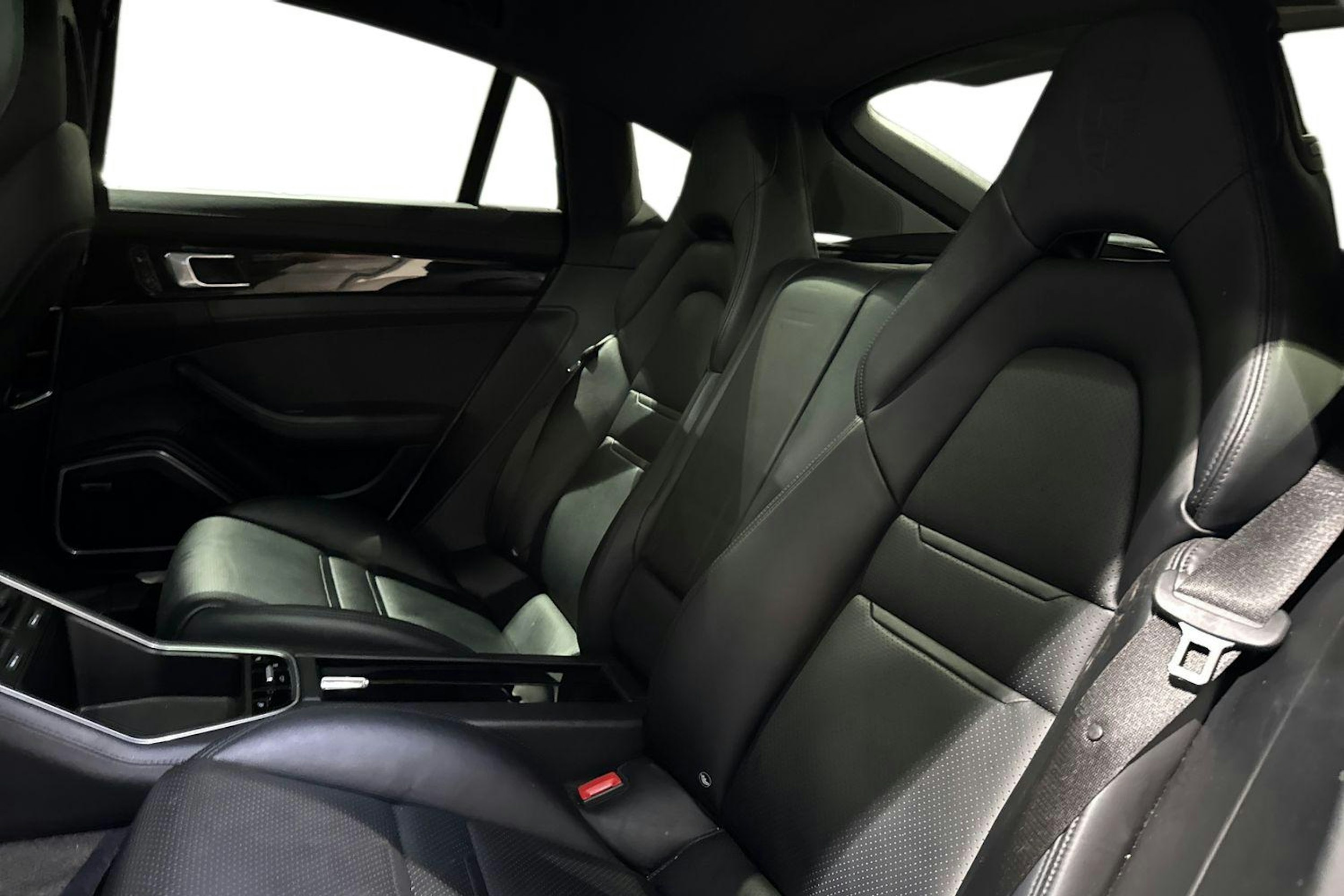 Valkoinen Porsche Panamera 2018 kuva 8.
