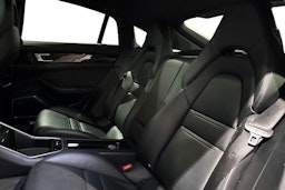 Valkoinen Porsche Panamera 2018 kuva 8.
