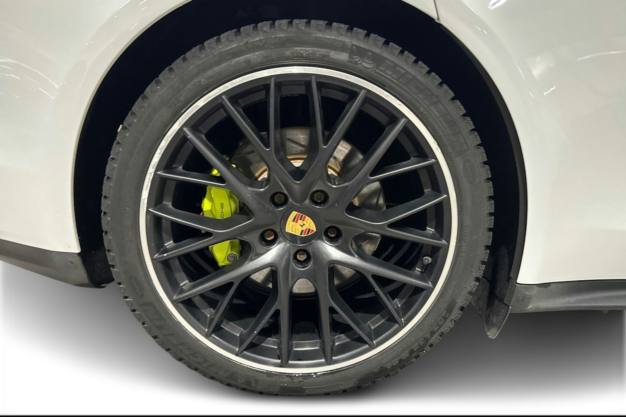 Valkoinen Porsche Panamera 2018 kuva 9.