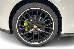 Valkoinen Porsche Panamera 2018 kuva 9.