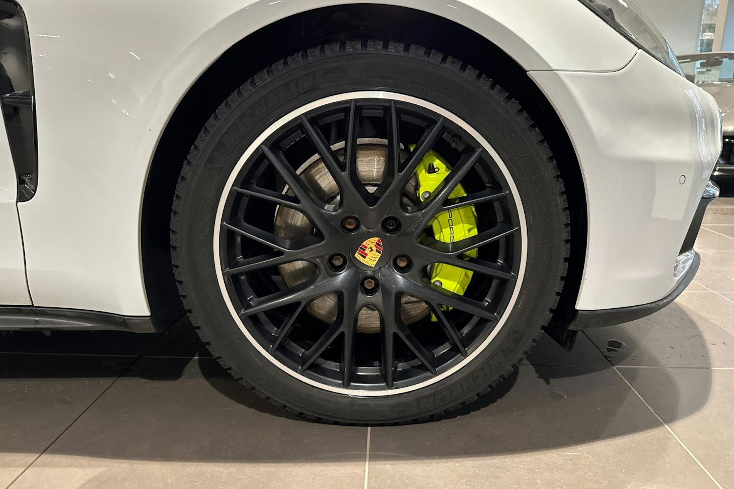 Valkoinen Porsche Panamera 2018 kuva 10.