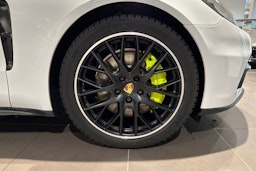 Valkoinen Porsche Panamera 2018 kuva 10.