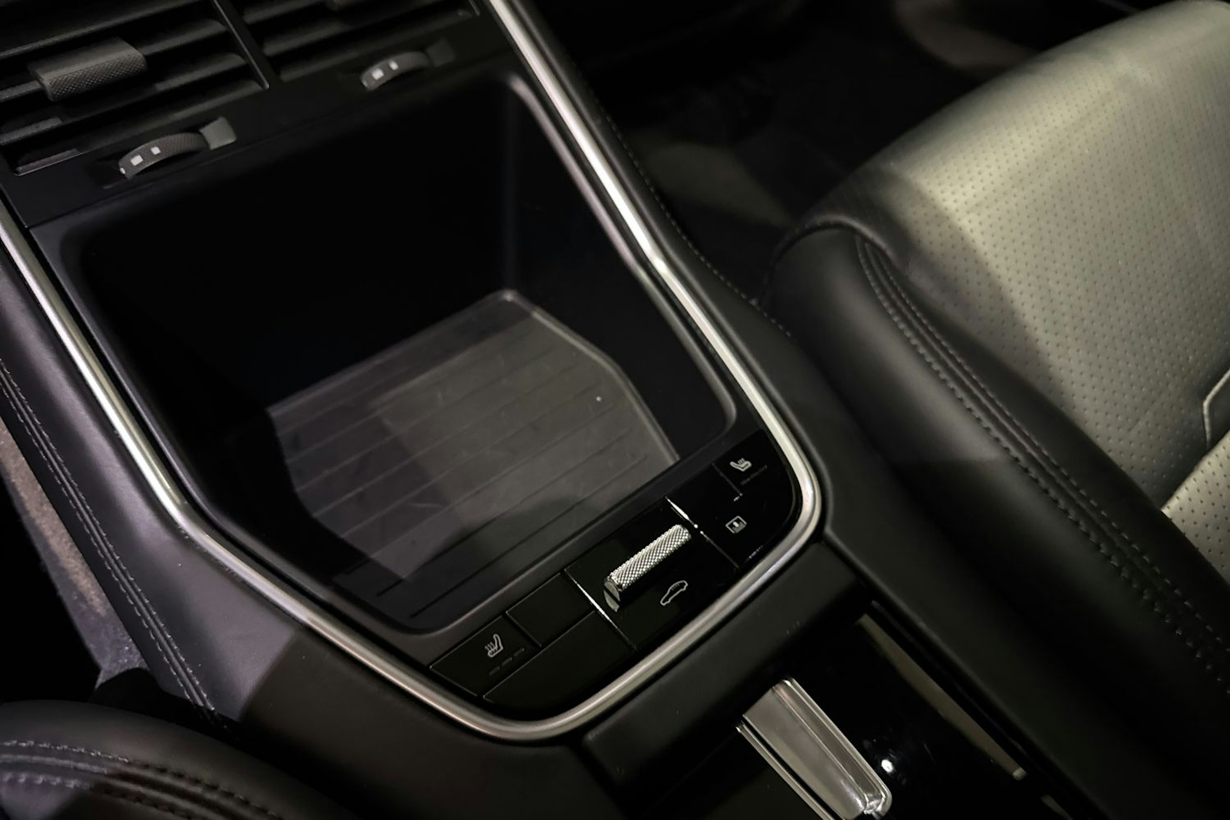 Valkoinen Porsche Panamera 2018 kuva 11.
