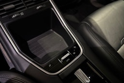 Valkoinen Porsche Panamera 2018 kuva 11.