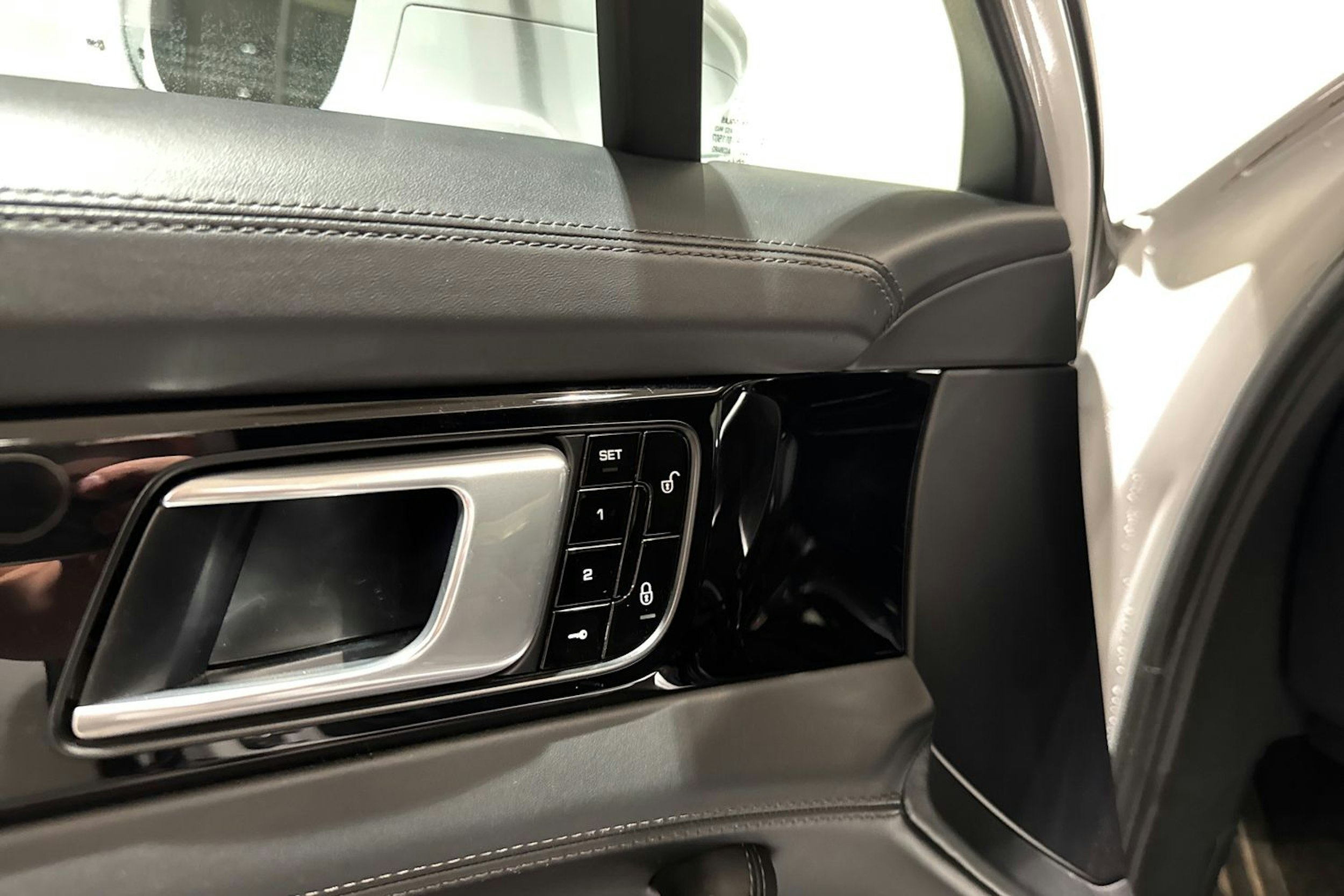 Valkoinen Porsche Panamera 2018 kuva 12.