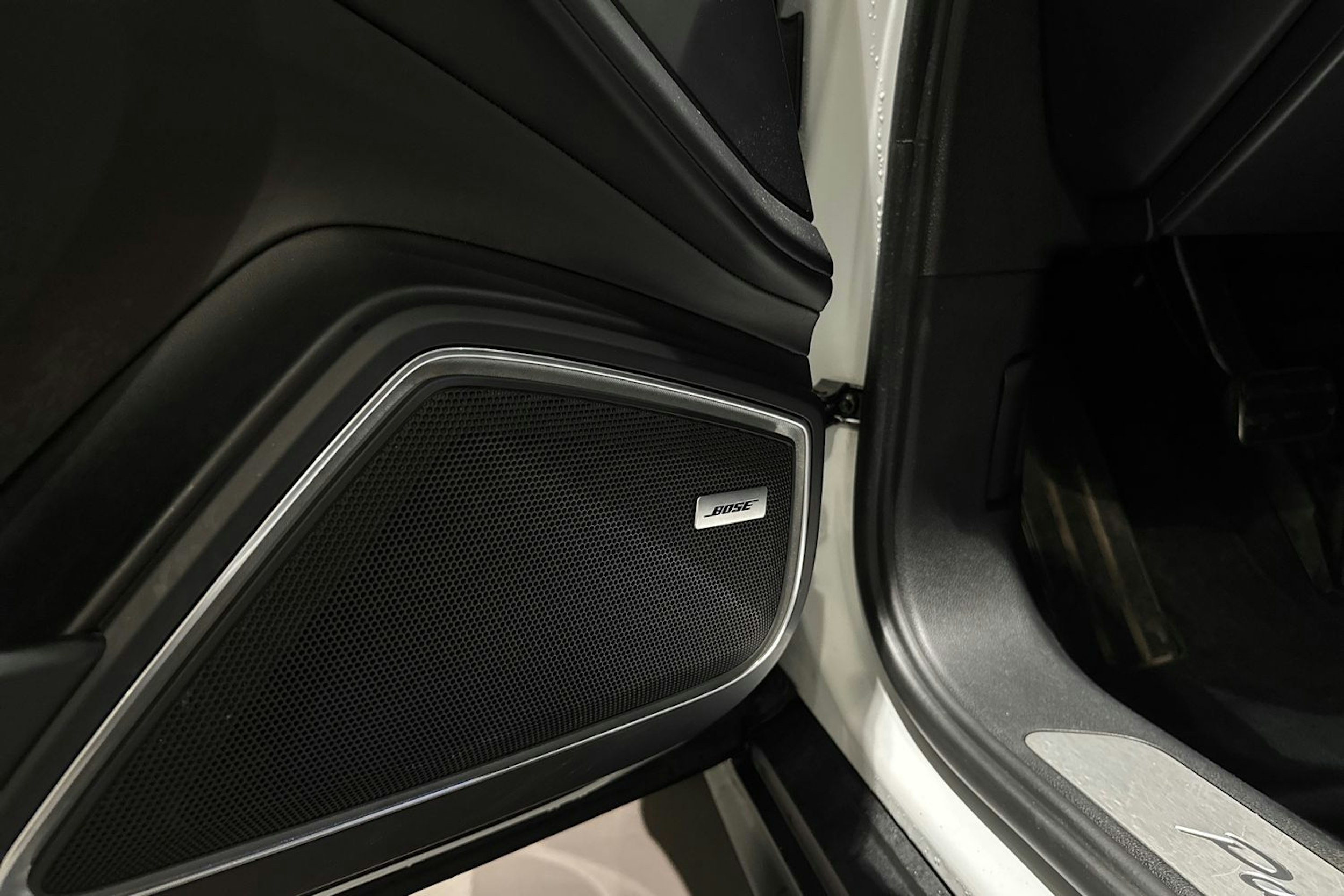 Valkoinen Porsche Panamera 2018 kuva 13.
