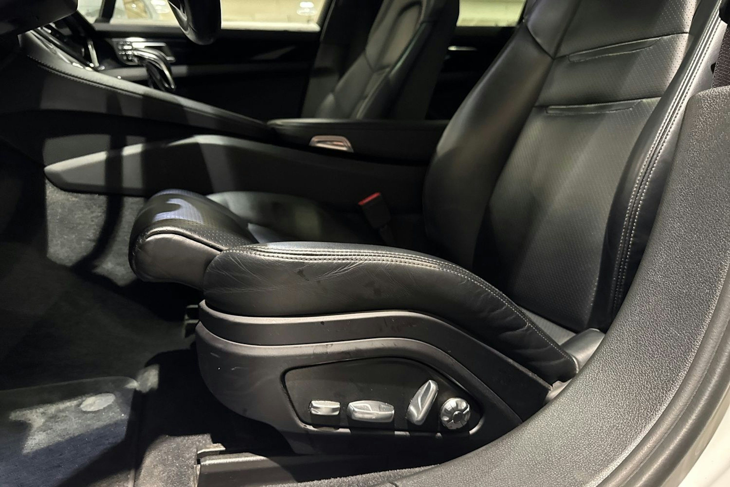 Valkoinen Porsche Panamera 2018 kuva 14.