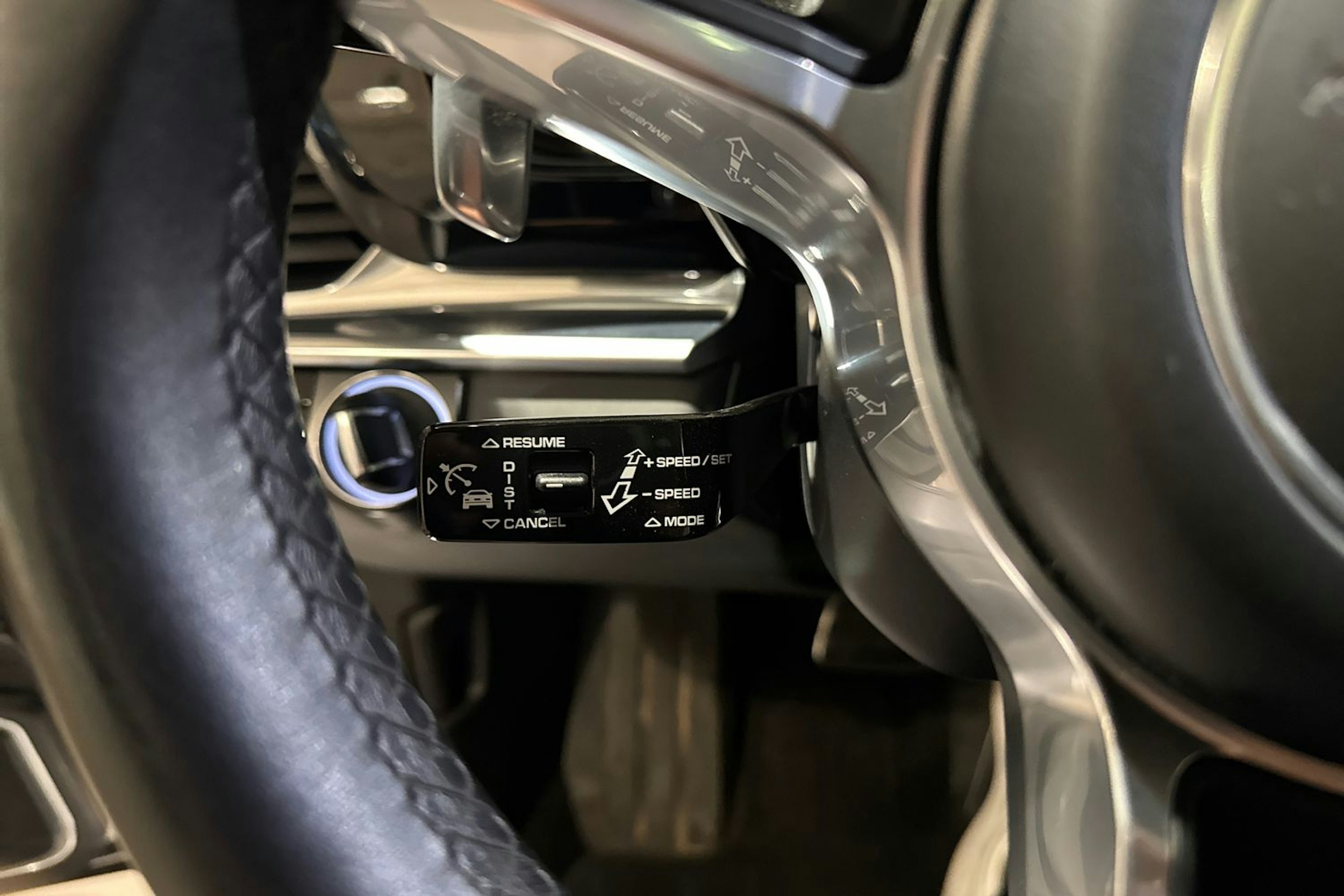 Valkoinen Porsche Panamera 2018 kuva 15.