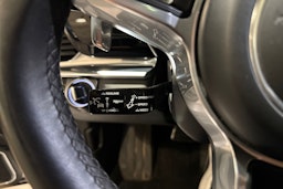 Valkoinen Porsche Panamera 2018 kuva 15.