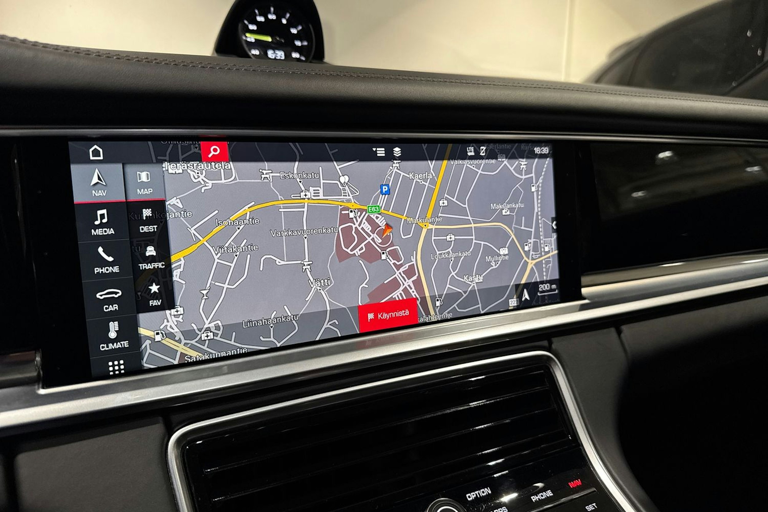 Valkoinen Porsche Panamera 2018 kuva 16.