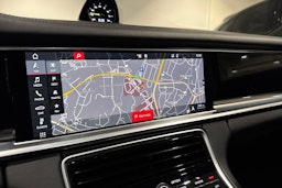 Valkoinen Porsche Panamera 2018 kuva 16.